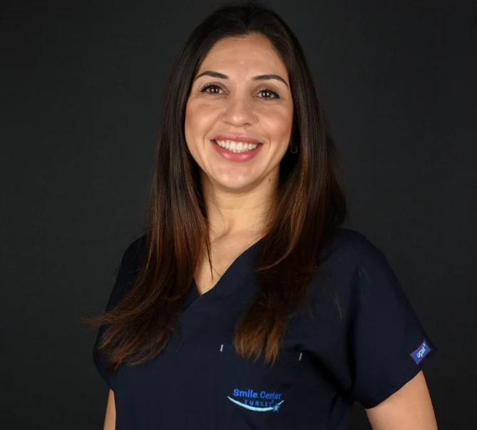 Portrait of Dr. Özlem, cosmetic dentist at Smile Center Turkey